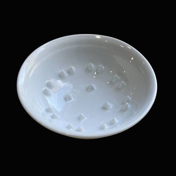 Williams Sonoma White Porcelain Grapefruit Bowl with Raised Juicing Spike - Picture 2 of 3